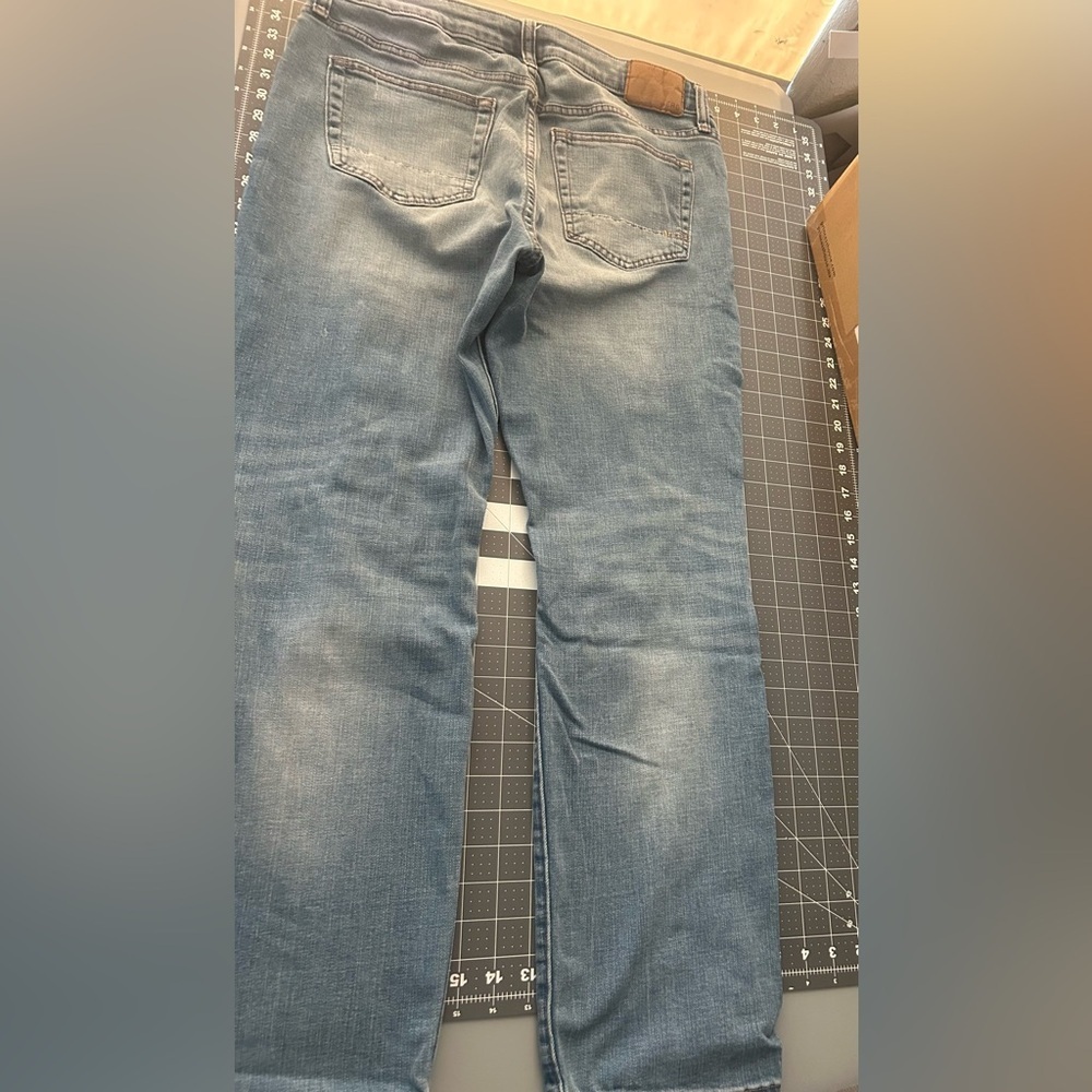 Aeropostale Relaxed Fit Light Blue Jeans - Picture 2 of 6